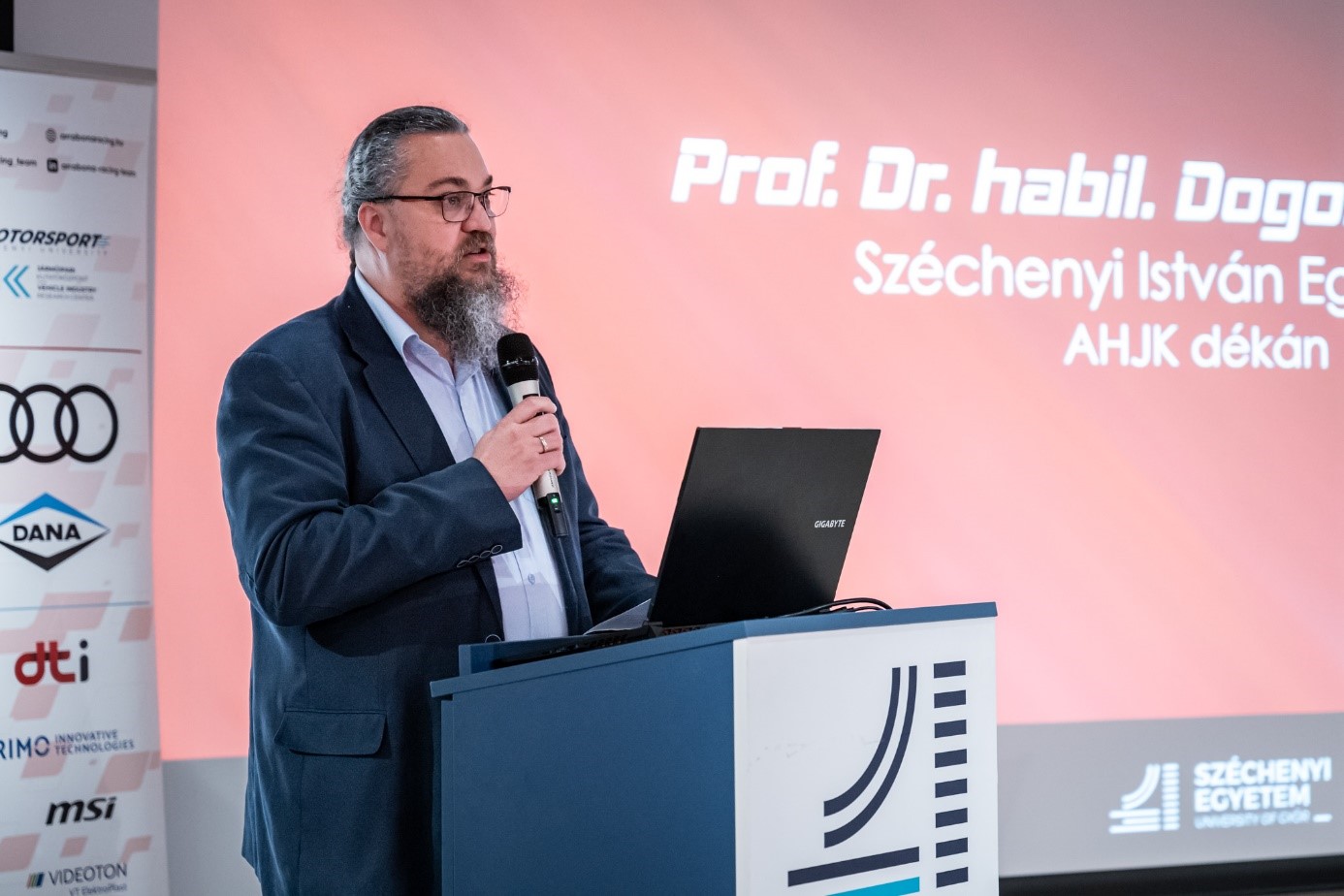 Gábor Dogossy院长强调： “我们的目标是培养不仅理解所学知识、还能将其付诸实践的专业人才。” （摄影：Máté Dudás）